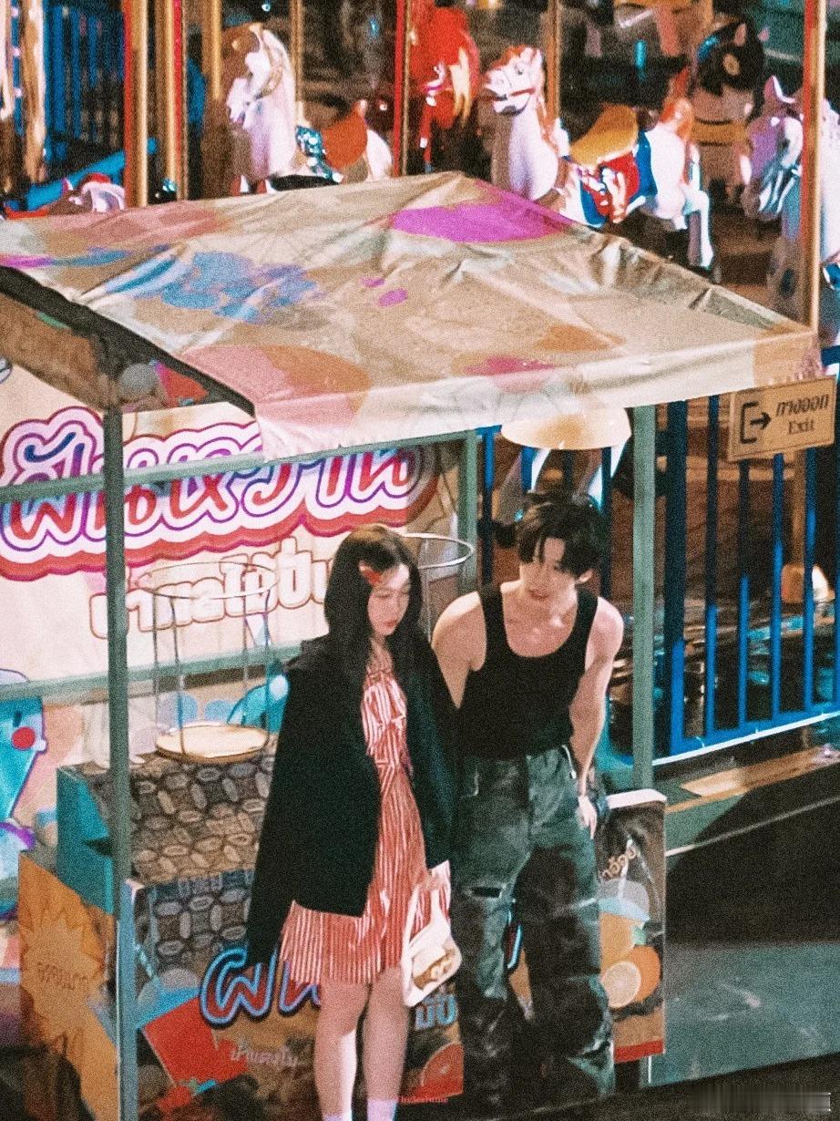 果然恋爱还得偷着谈姜暮和靳朝的偷恋日常太好嗑了！拥抱变薅白发的神操作，接吻前家长