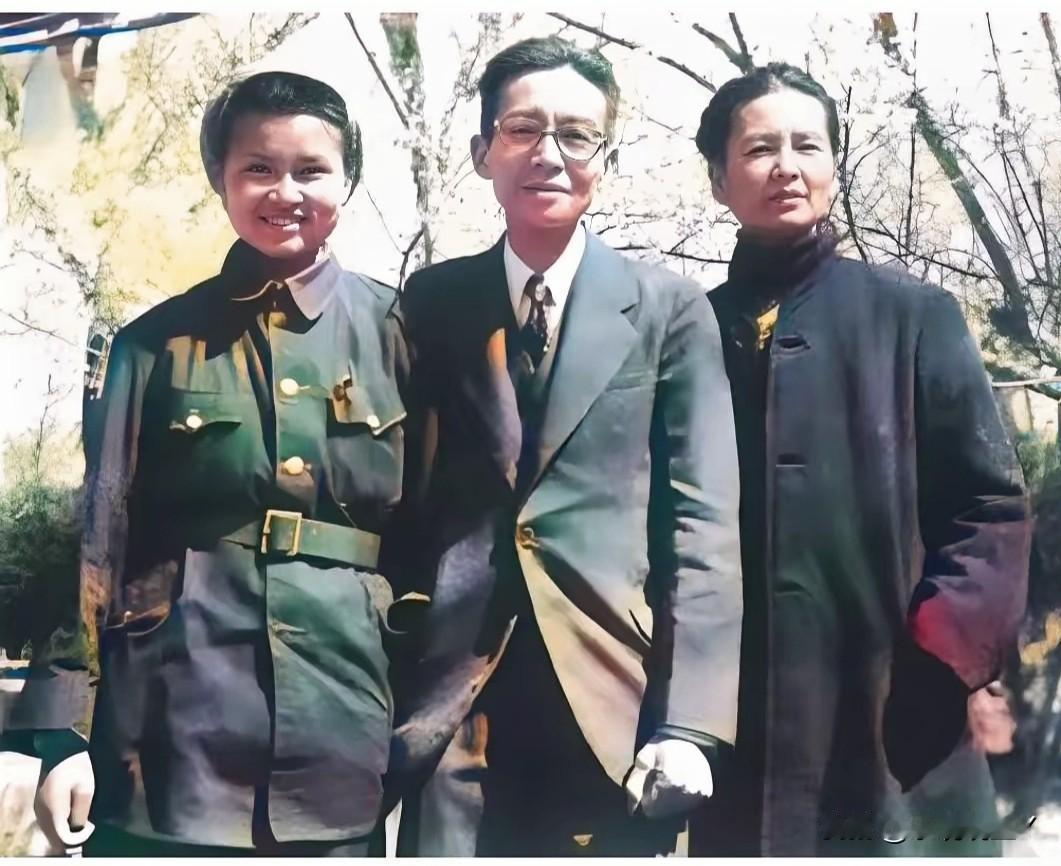 1949年，北京，一身戎装的梁再冰与父亲梁思成及母亲林徽因的珍贵合影。这可不是演