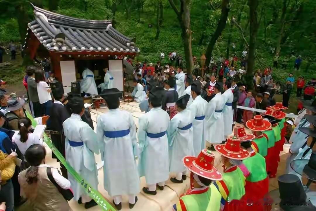 终于轮到中国坐主位了。

2025年5月，巴黎，联合国教科文组织的一场大会上，中