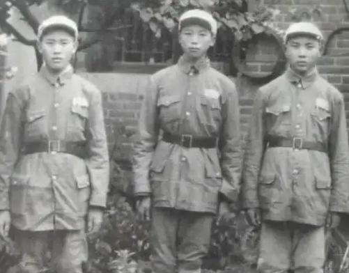 1950年，山东剿匪期间，战士张文凯在路上救了一个十三四岁的小姑娘，谁知道休息的