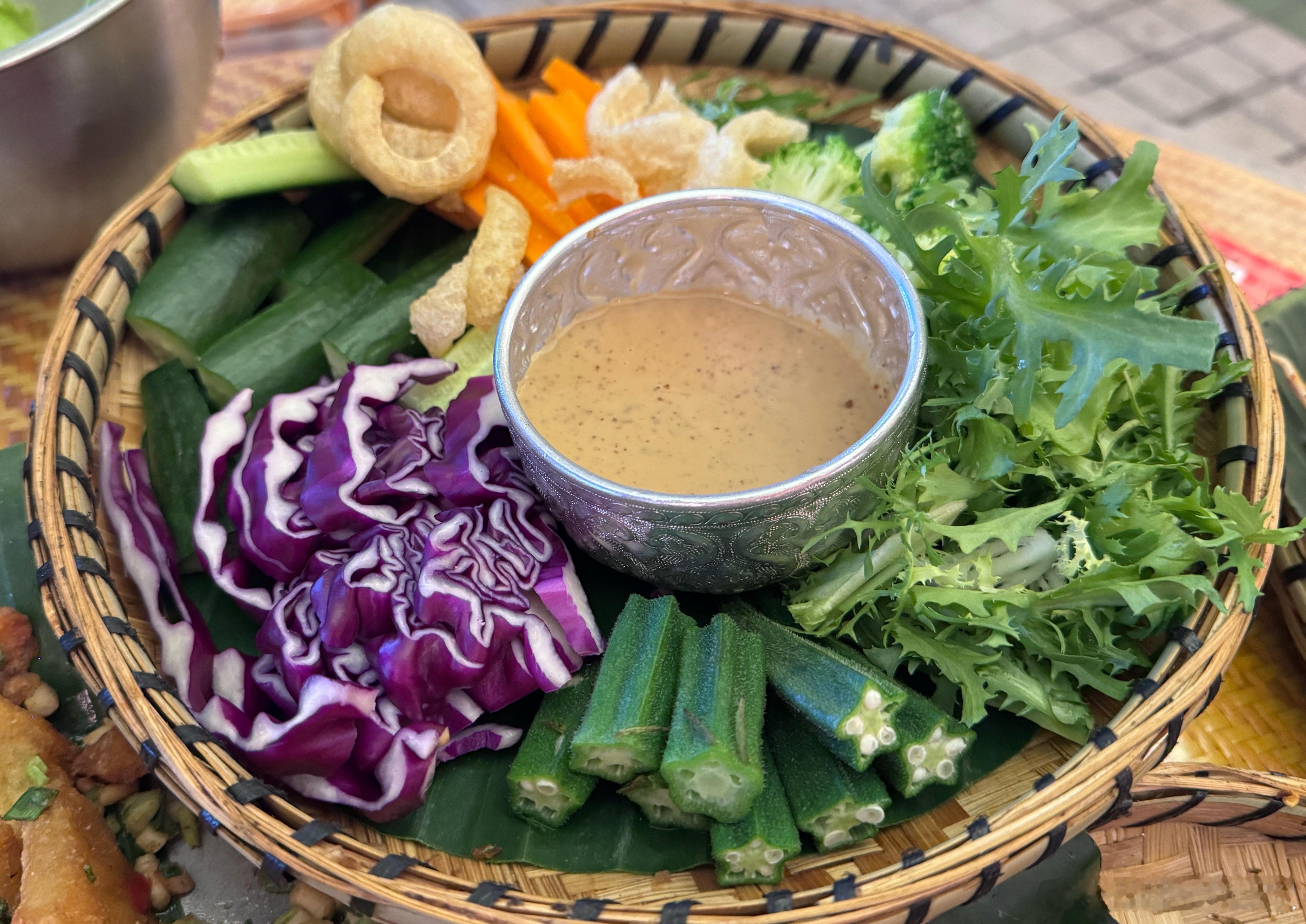 “把肉埋饭里”？上岁数了，不像年轻的时候爱吃肉。现在健康饮食，我更喜欢吃菜[挖鼻