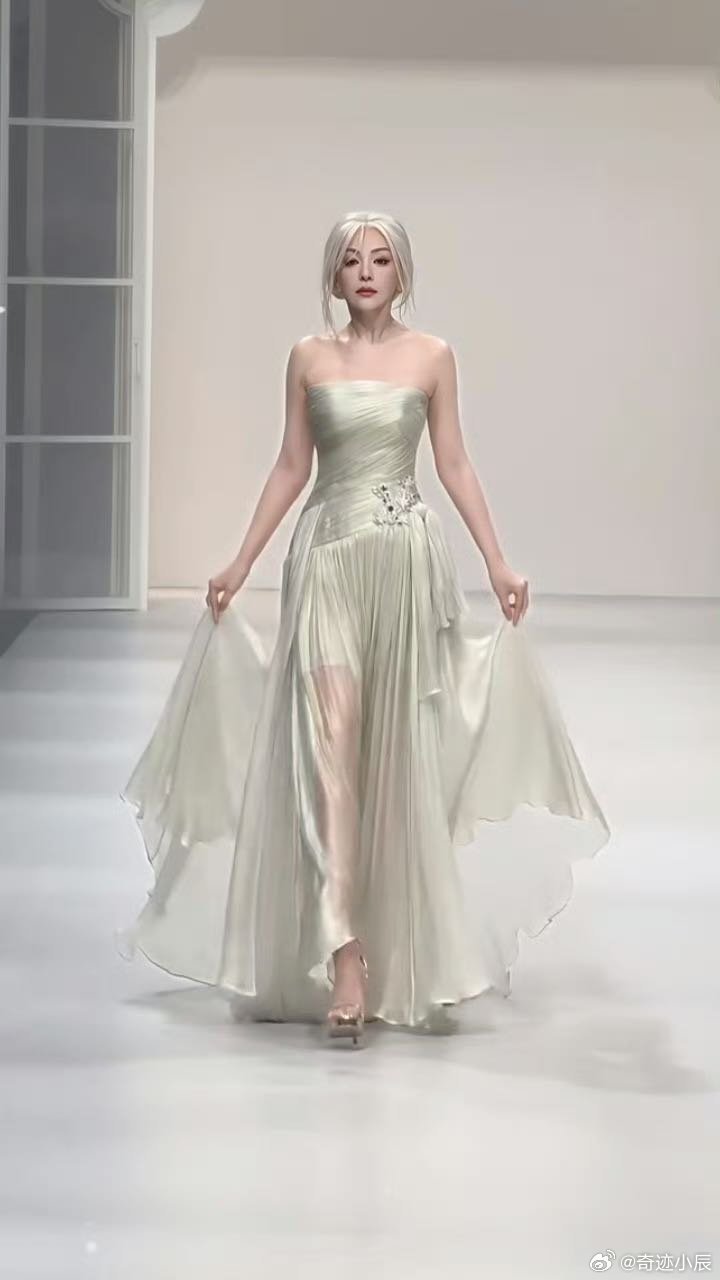 差点没认出雪姨这居然是55岁的王琳 告别经典雪姨形象，时装周上的她优雅大气，银发