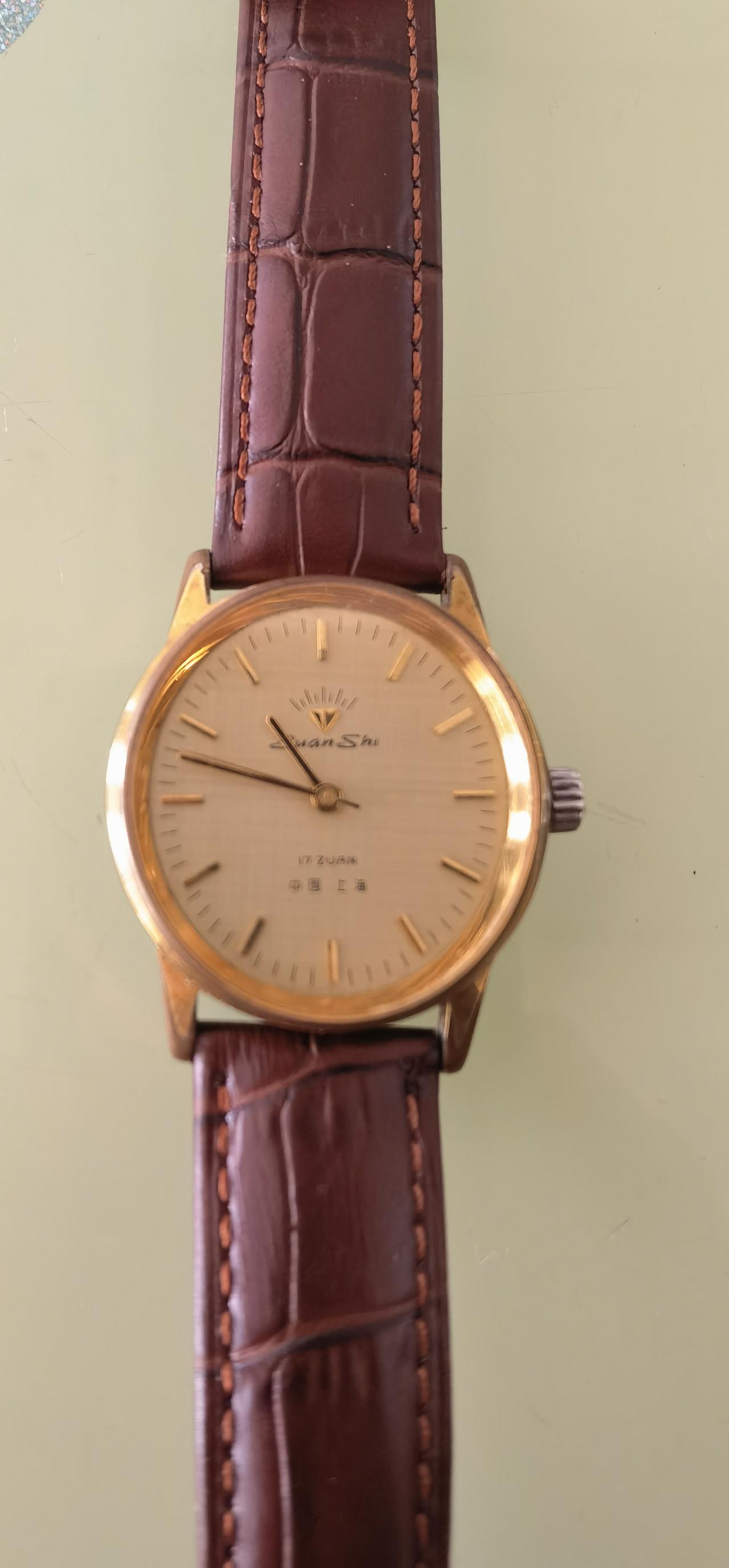 妻之好友腕上带的老表。
钻石牌。
表走得非常准。
昨天刚换了表带。
称为结婚礼物