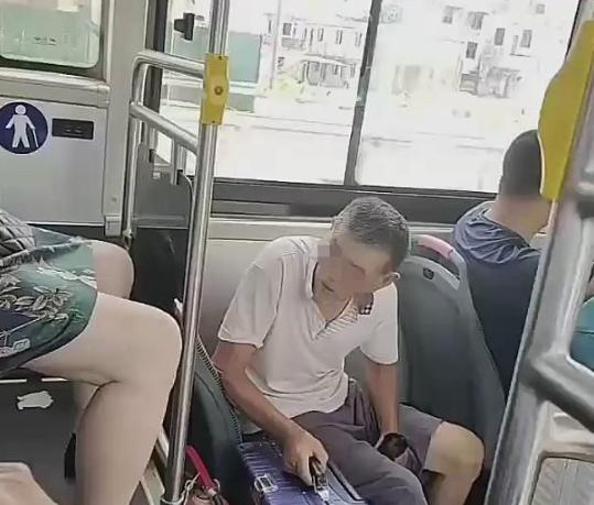 “到底是谁的错？”山西大爷坐公交车，偶然看到后排女乘客裙底露出春光，他不仅没有提