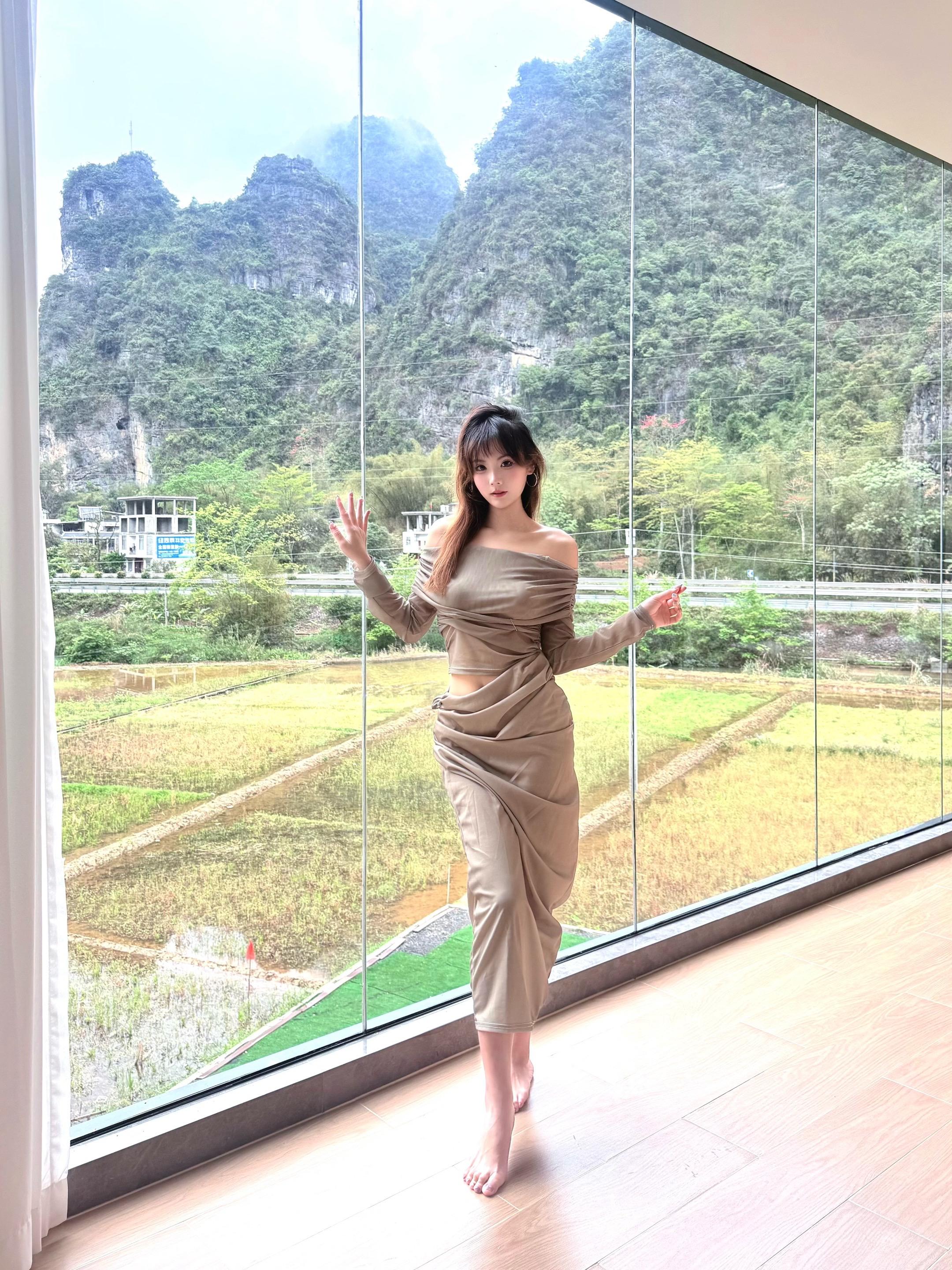 一醒来拉开窗帘引入眼帘的是山清水秀。