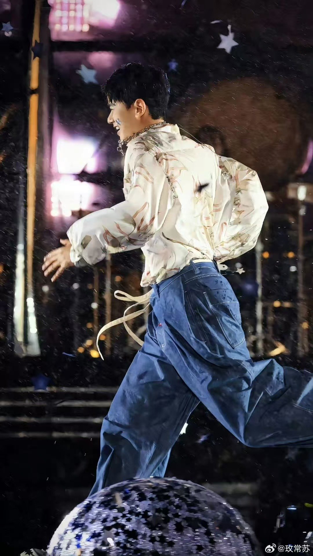 这就是爱真的是求婚神曲 张杰鸟巢演唱会在张杰鸟巢演唱会被求婚，周围全是祝福，真的