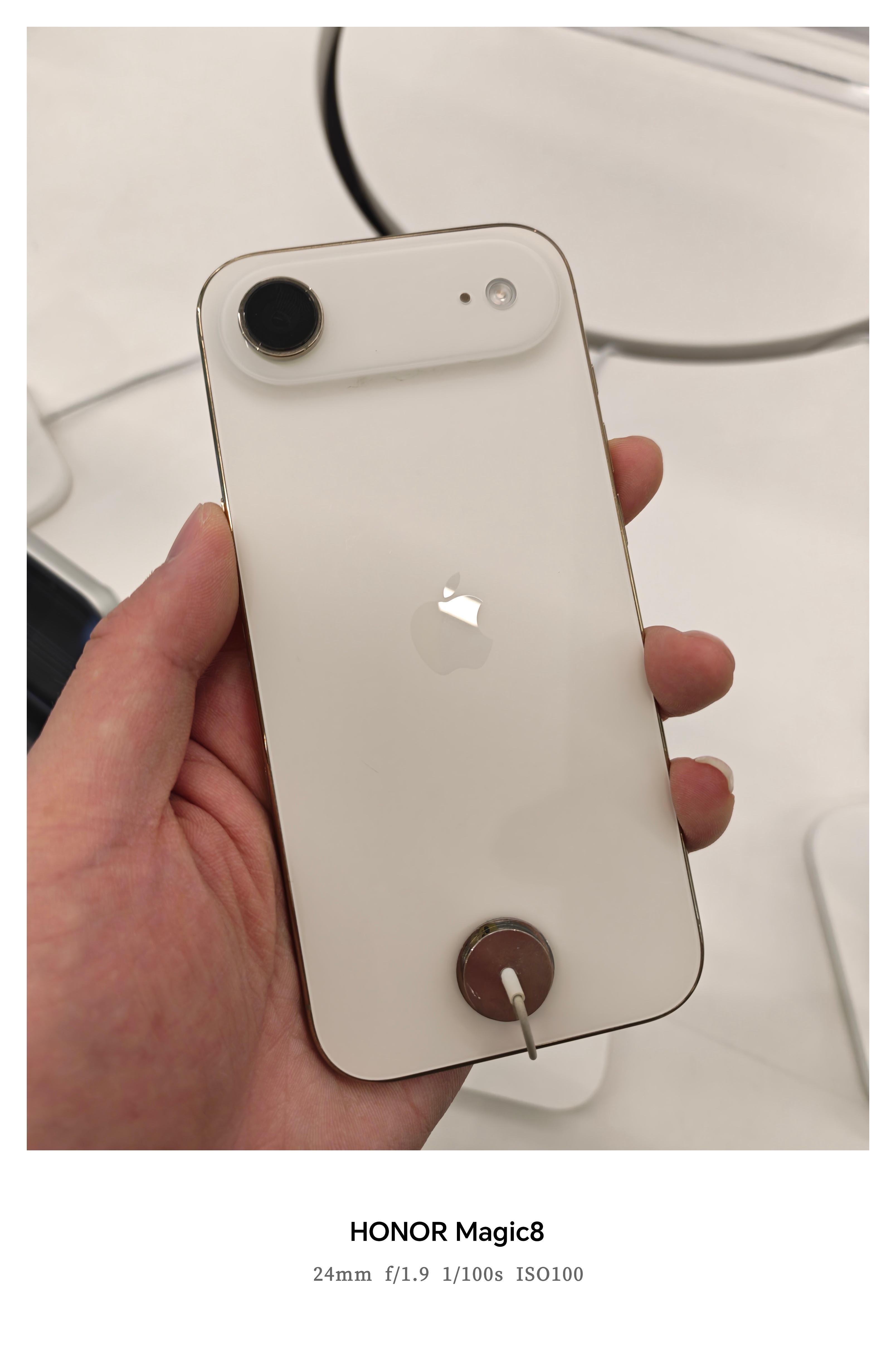 昨天上手摸了摸iPhone Air，这手感是真没话说，是我目前摸过所有手机里面手