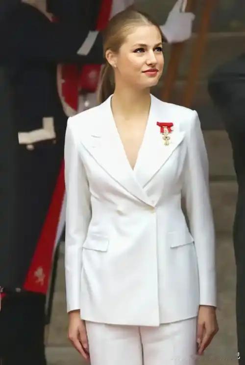 00后公主入伍，欧洲女王时代正式开启，来看看这4位00后女王。
 
西班牙莱昂诺
