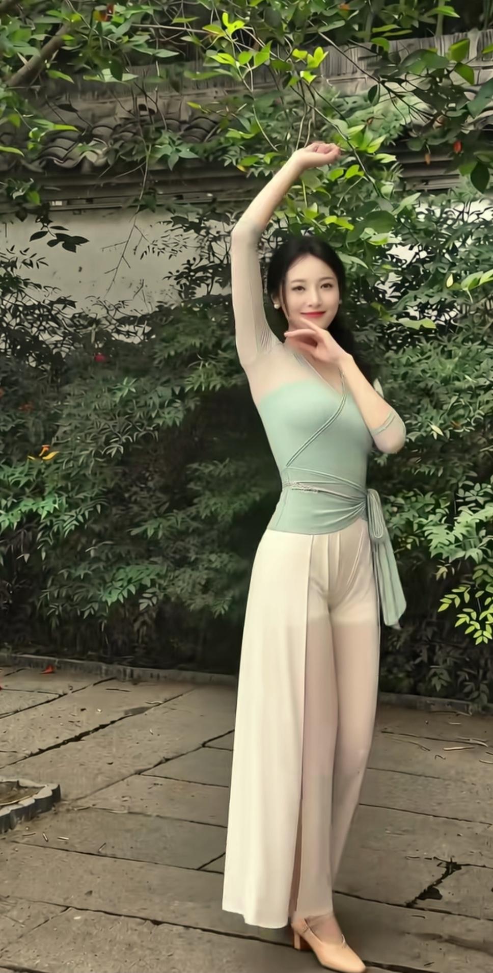 来段《绣荷包》，周末了开心一下！美人吟荷包绣 美到骨子里的女人，是什么样子的