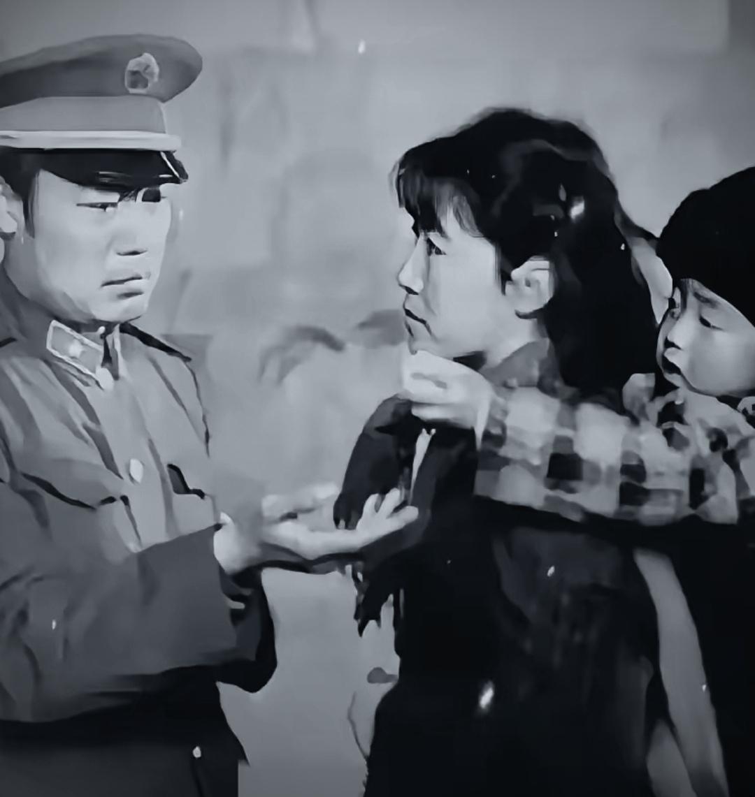 1985年昆明火车站的最后告别：副连长接过儿子的鸡蛋，一去不返

1985年1月