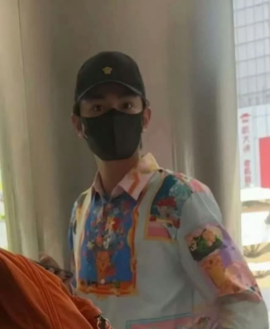 网友在成都偶遇丁禹兮啦！ ​​​