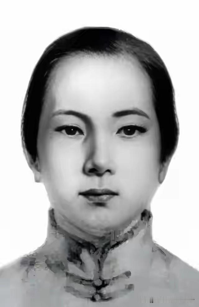 她新婚就守寡，养子长大后成世纪伟人，一院白芍药是她人格的写照。

1974年的夏