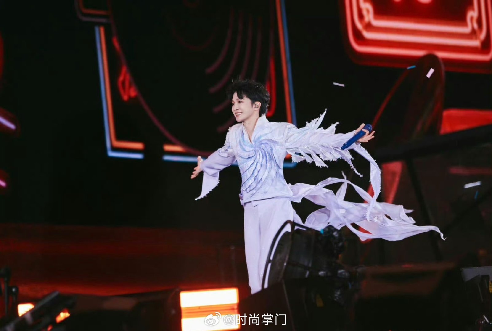 周深谈鸟巢演唱会暴雨暴雨没有吹散赴约的人！周深回望鸟巢雨夜舞台，挂念着淋雨赶来的