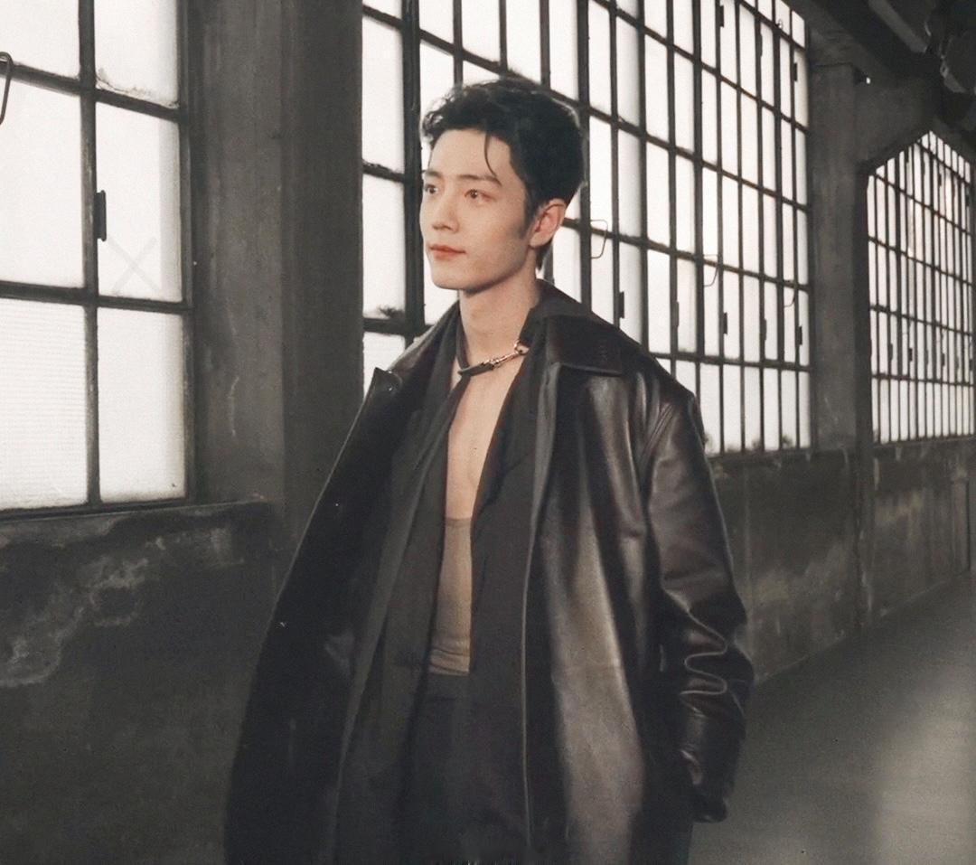 小心翼翼整理衣服的战宝太可爱了！哈哈哈，又是一件令人惶恐的小背心[呲牙]时不时低