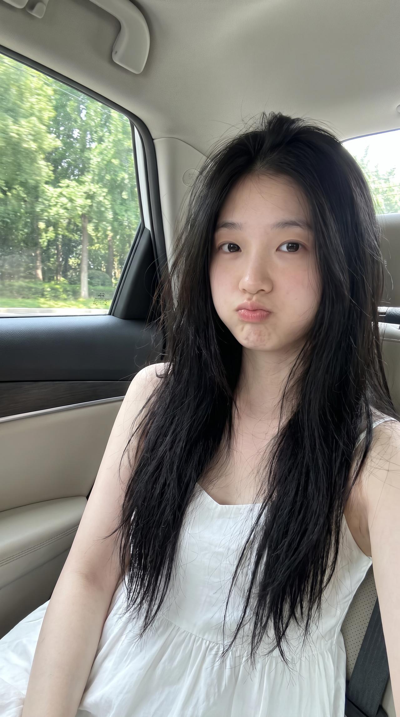 别让生活中的琐碎牵绊住你
治愈文案 少女感夏日ootd 夏天才是甜妹穿搭的主场 