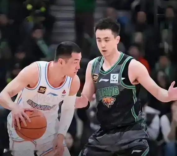 辽宁队伍底蕴深厚，手握多座联赛冠军，常年征战季后赛，硬仗经验十足，对阵山东更是常