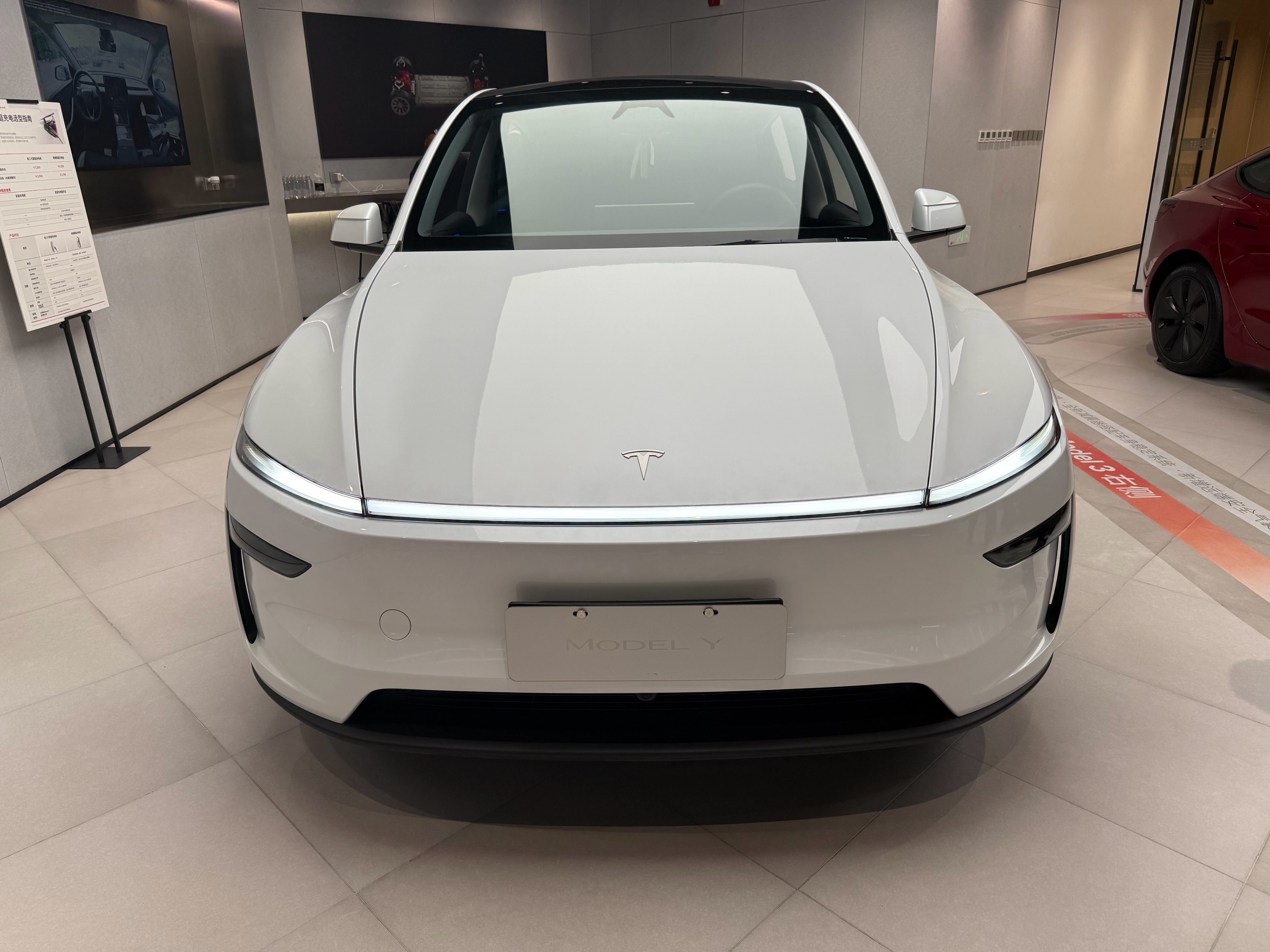 从左到右依次为：特斯拉Model Y（焕新版），特斯拉Model 3（新款），特