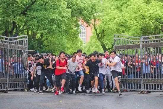 山河四省的高考之痛：一场关于公平的沉重叩问

当北京考生以400多分叩开本科大门