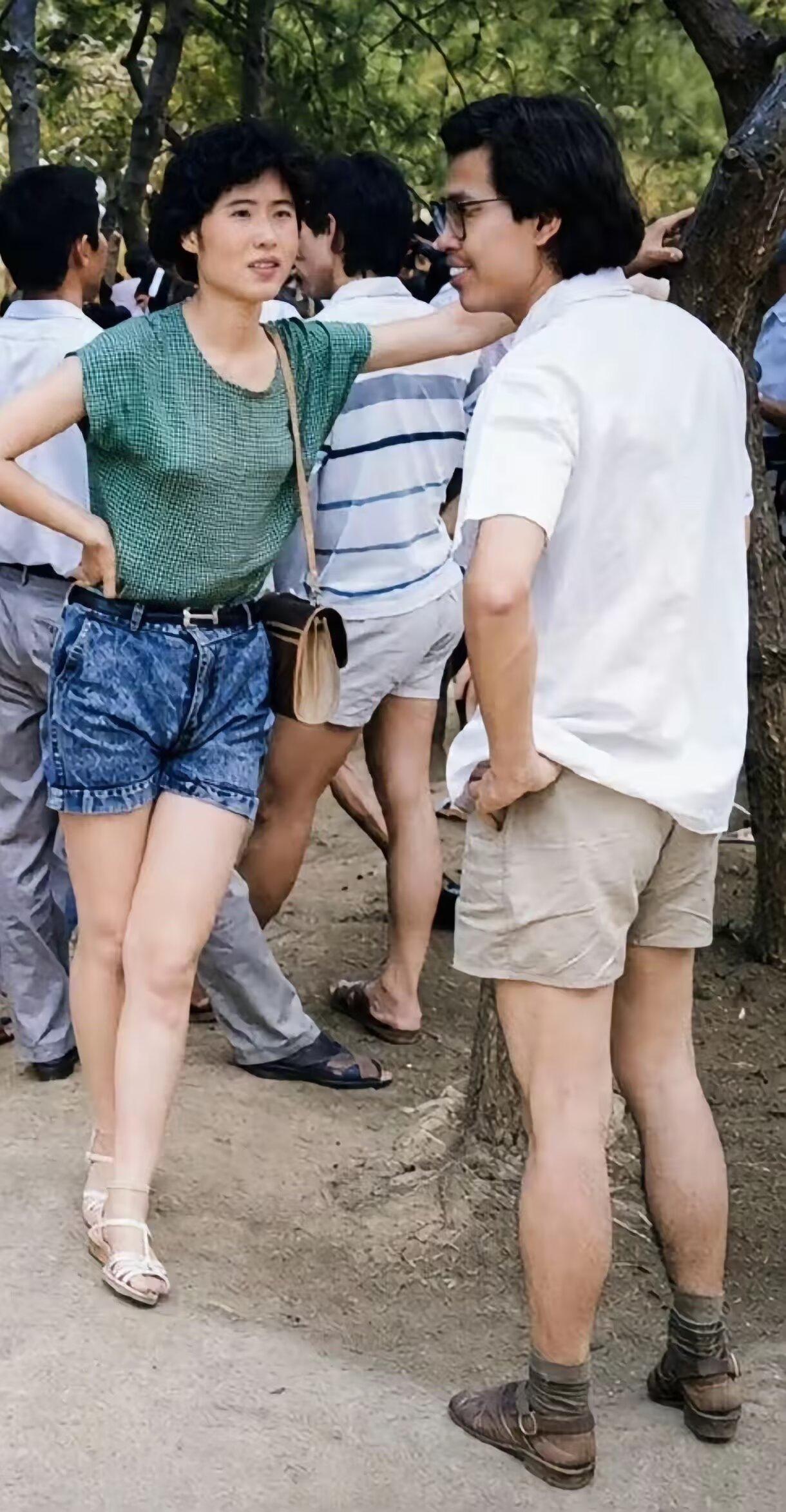 凉鞋尼龙袜大短裤，谁还记得这是什么年代大夏天的配置？