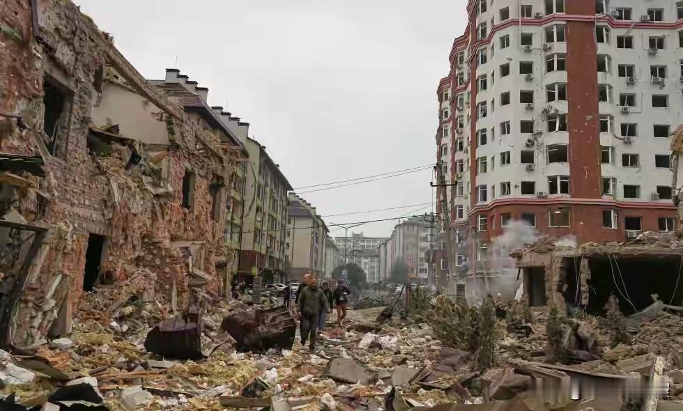 基辅彻夜惊天动地，俄罗斯炸疯了，导弹无人机铺天盖地扔向乌克兰