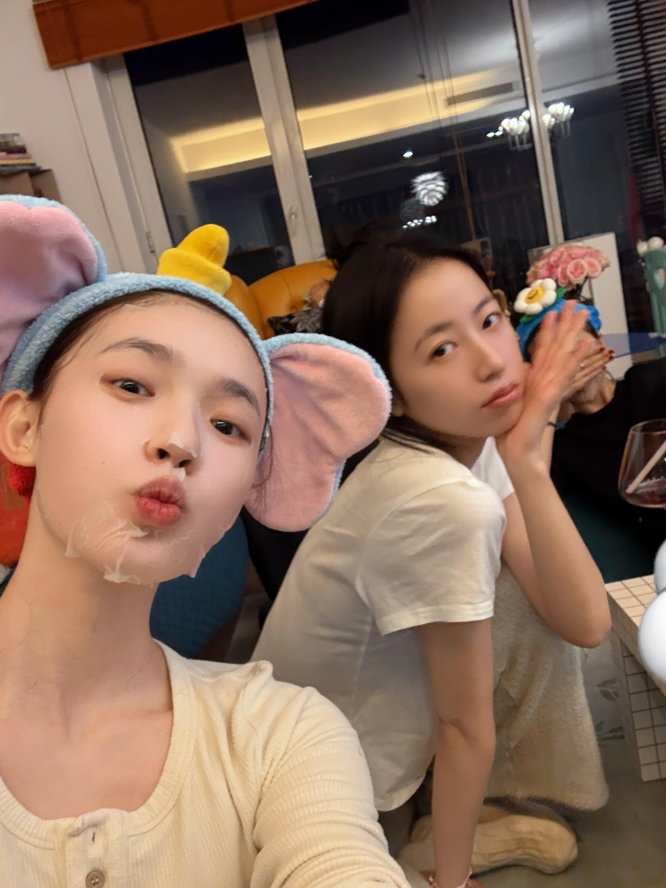 哦～是闺闺～林允周雨彤好萌的两只林允周雨彤好闺闺贴贴自拍