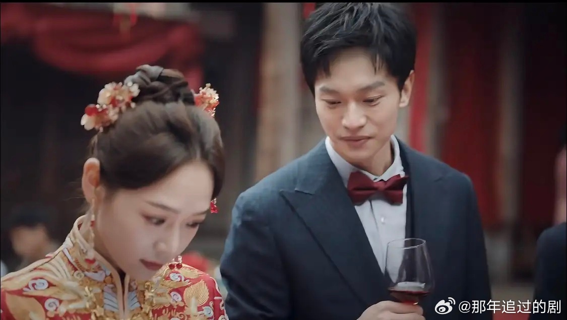 《焕羽》乔青羽本想放过乔劲睿的，但是听到别人背后议论贝羽，还说他们一家怎么有脸来