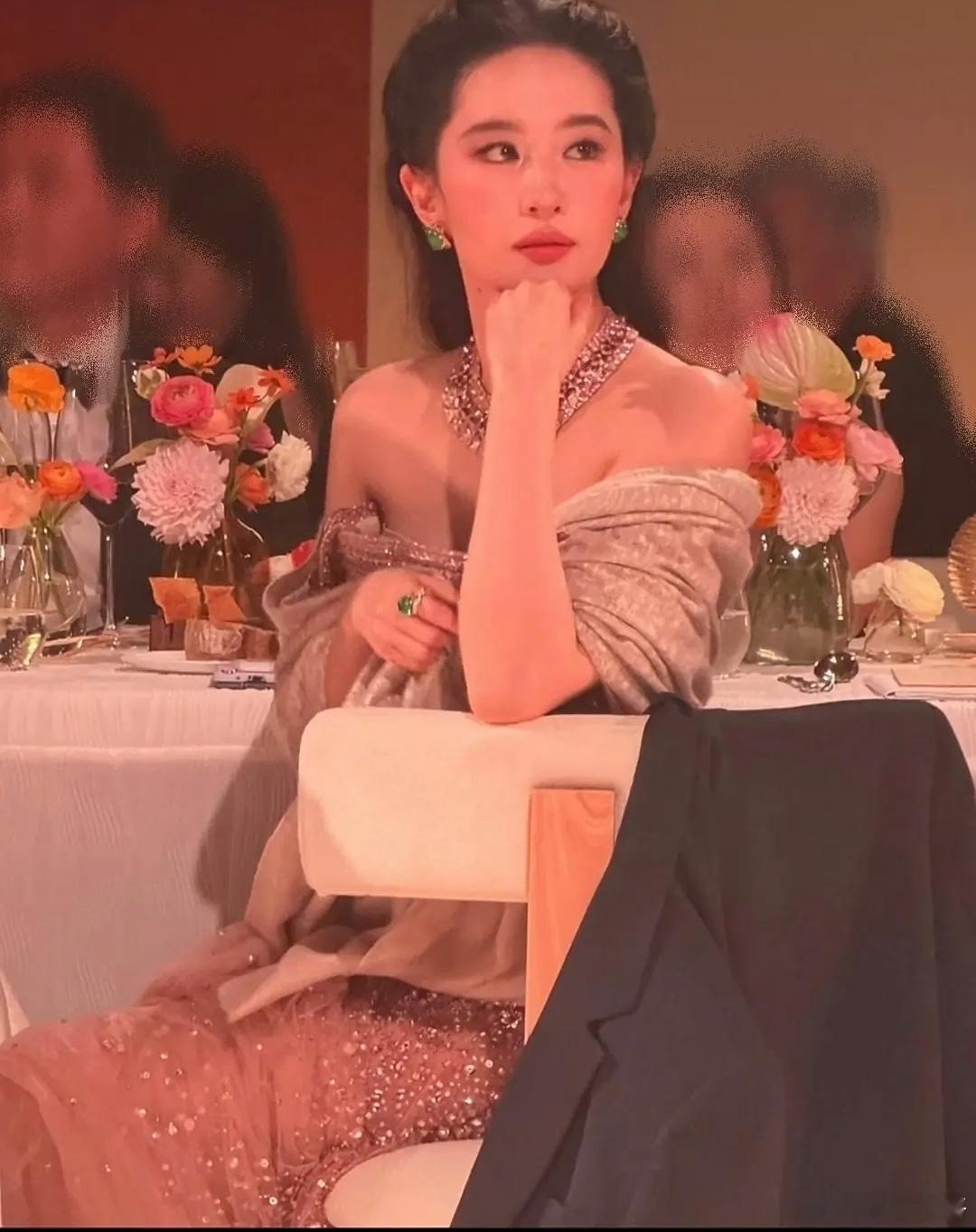 刘亦菲晒和东方明珠合照刘亦菲晒照自拍和他拍[奶牛猫]完全是上班儿下班儿美萌反差[
