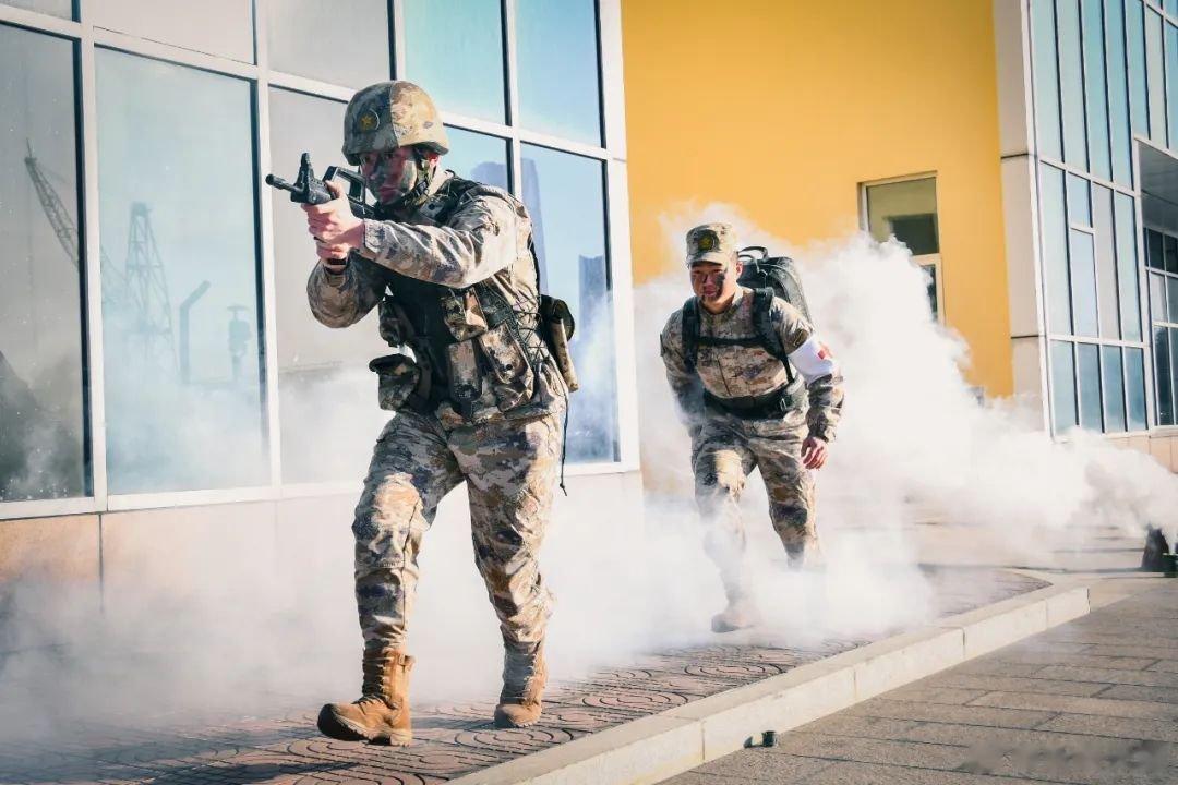 今天是第6个“中国医师节”今天，致敬人民军医！在硝烟弥漫、枪林弹雨的战场上能见到