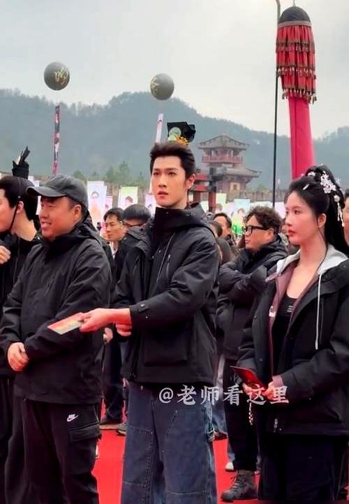 李昀锐给孟子义发10001元生日红包那天，我就知道这对的猫腻藏不住。
 
拍尚公