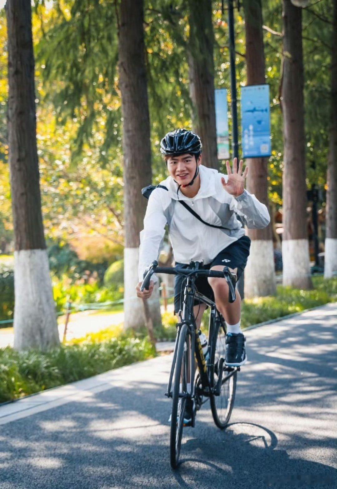 一眼看到了我的老熟人 刷到现场图瞬间就笑了，梁伟铿居然也在！在球场上那么拼，场下