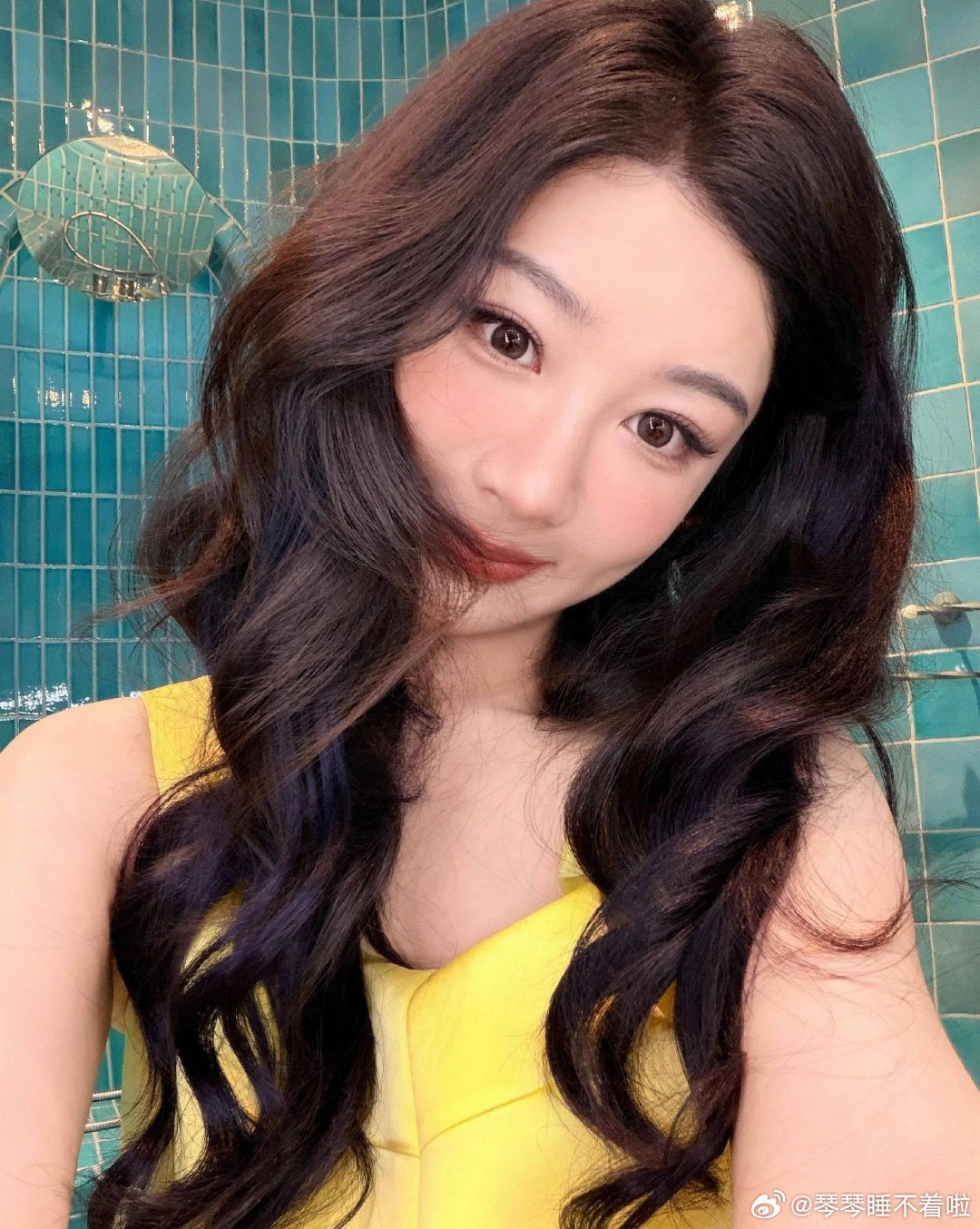 杨紫[超话] yz杨紫 在你构建的寂静宇宙里，我甘心做一粒失重的尘埃，被你的引力