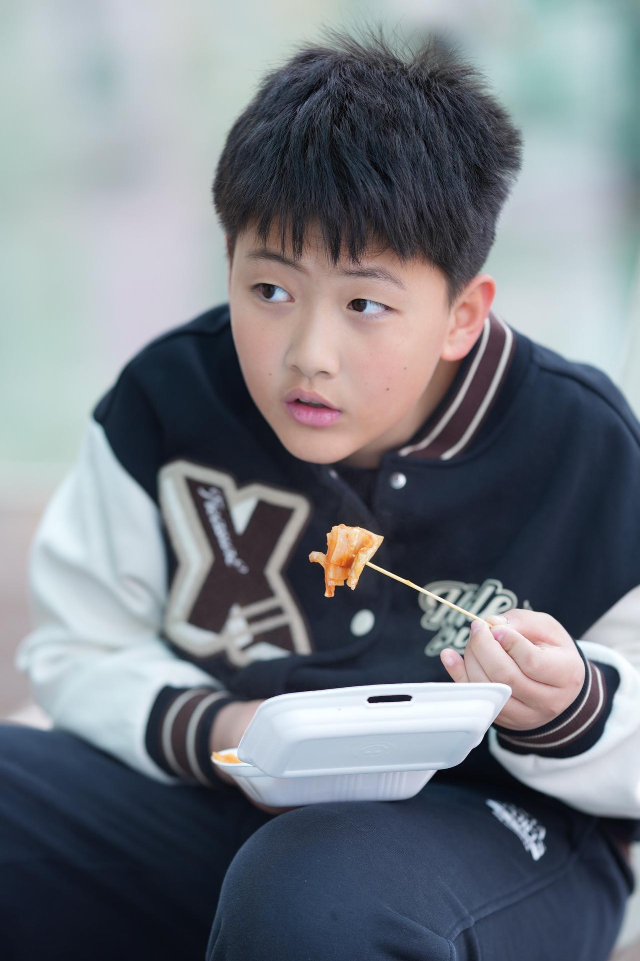 全网都在拍儿子的写真照我也来试一下