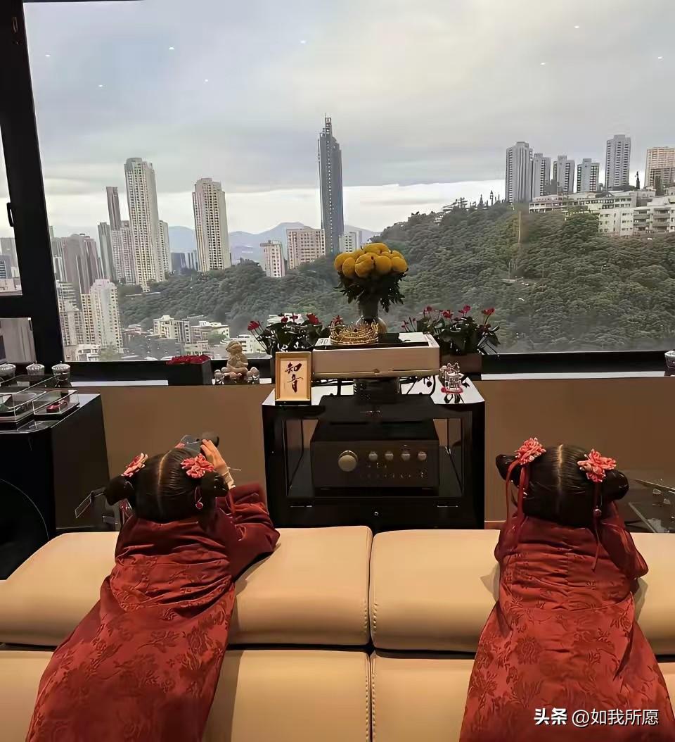 天王郭富城
最近晒出女儿在家玩耍的照片，
结果网友们的关注点全歪了！

背景里那