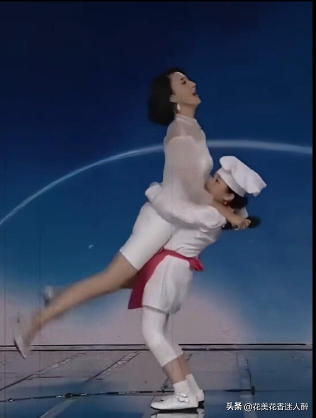 美丽主持人张蕾与萌娃亲切的互动，被大力萌娃抱起来，笑的如此灿烂，真好，小小年纪棒