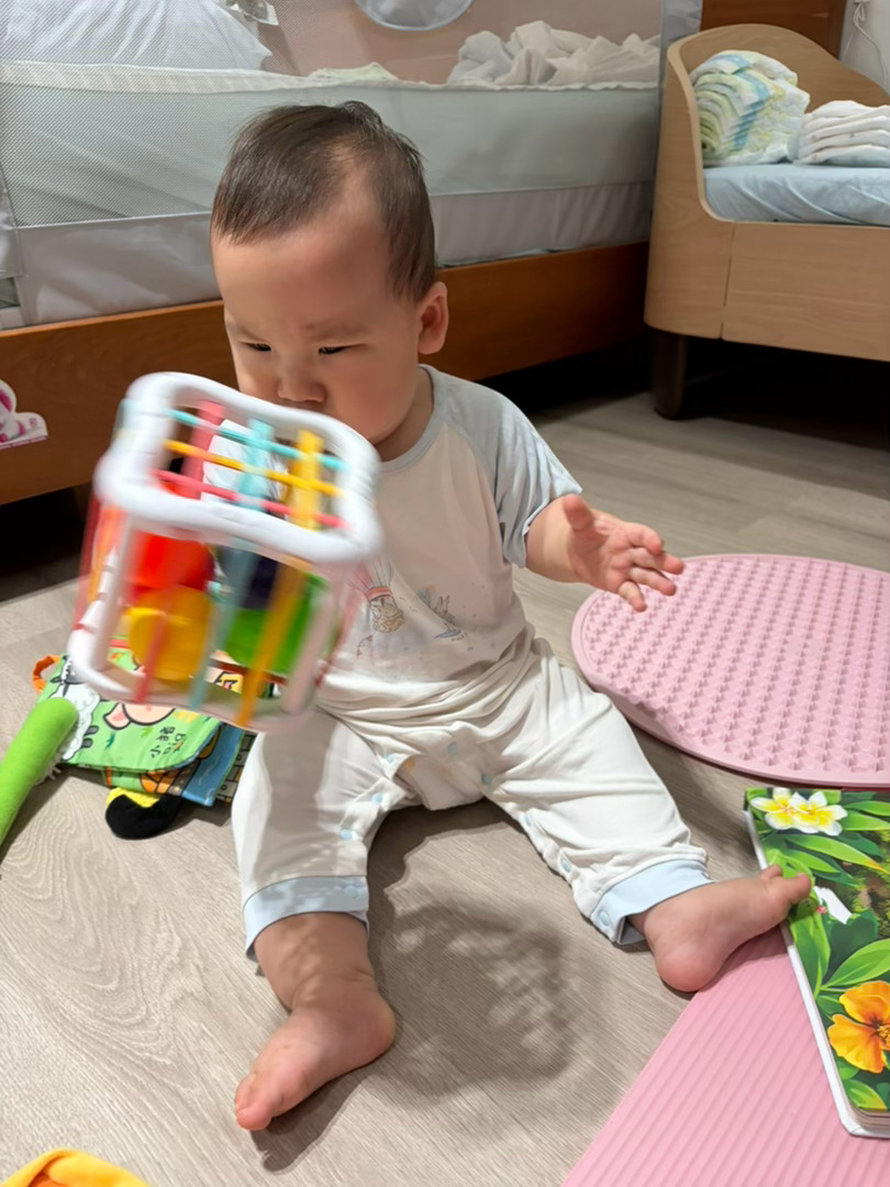 有两件很柔软的长袖连体衣，睡觉穿很好，春天穿完，被我剪短袖子，变成夏天睡衣了，一