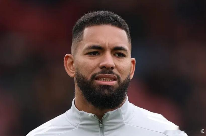 据斯基拉报道，尤文图斯中场球员道格拉斯·路易斯目前正受到多家俱乐部关注。切尔西、