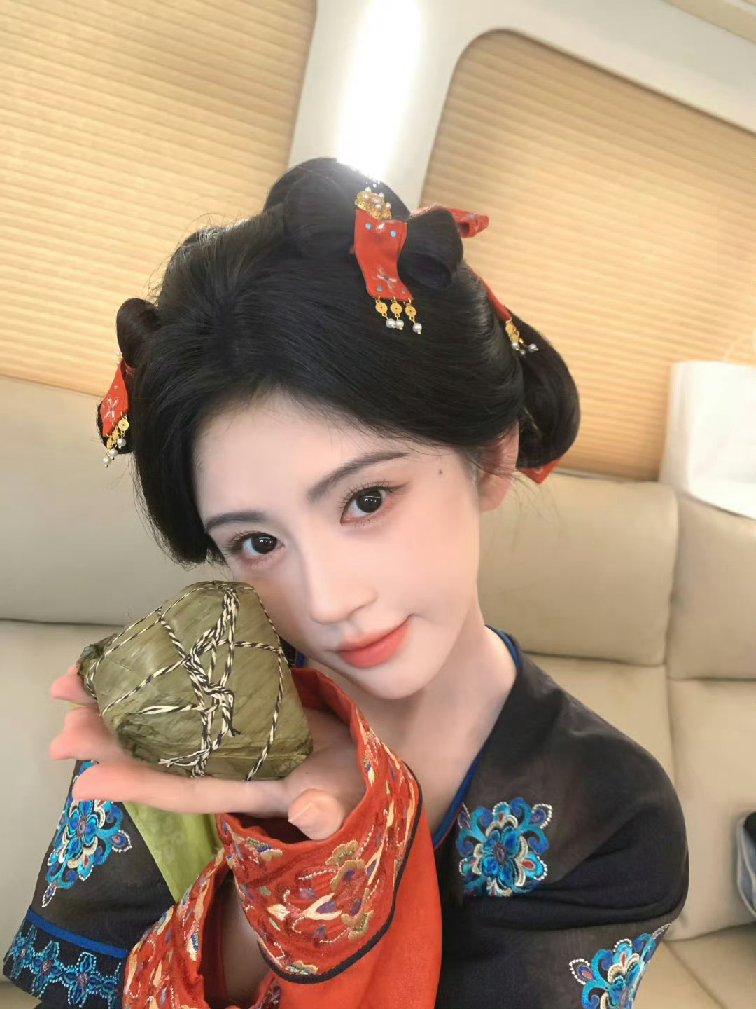 鞠婧祎脸快比粽子小了哎呀呀实在萌! 