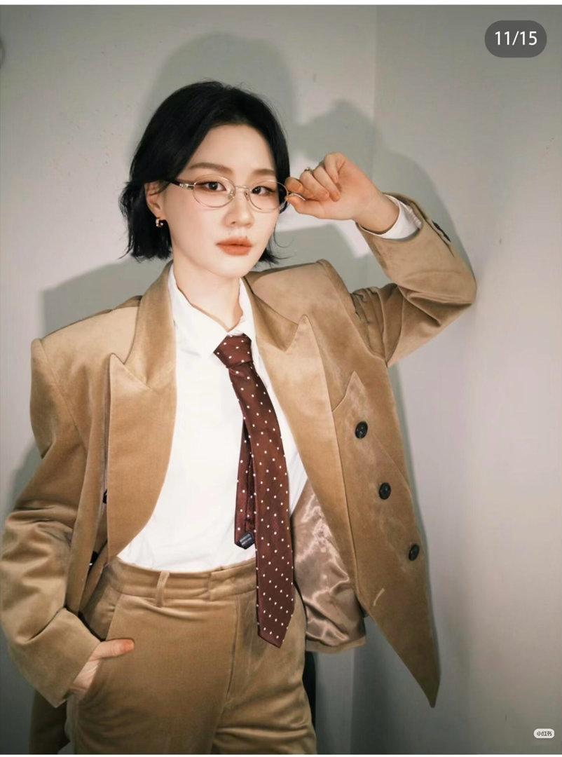 在这段采访中又一次爱上金靖不止是有趣的灵魂，金靖看待情绪与执念的思考格外深刻。关