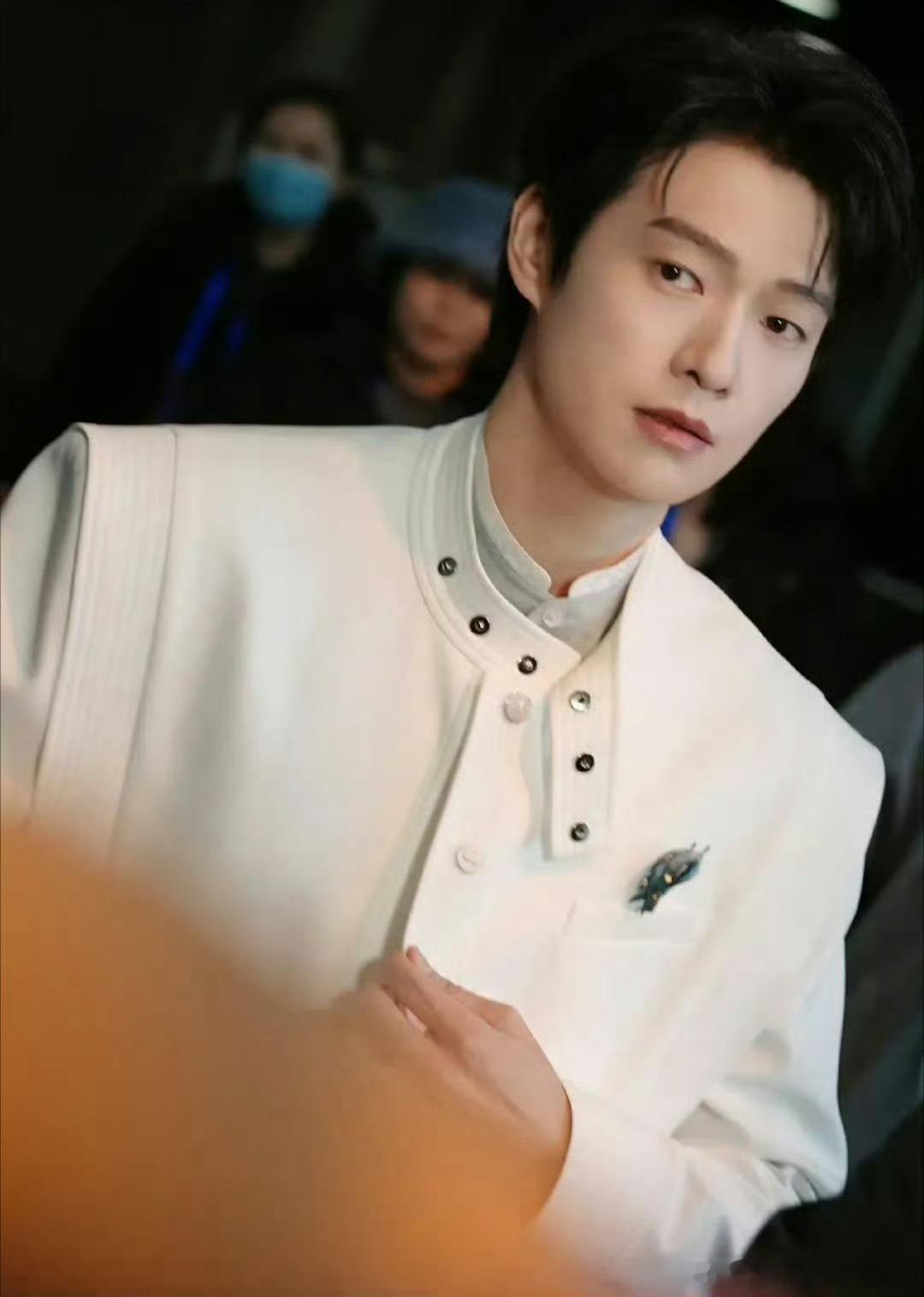 还以为魏大勋又上春山了谁懂！魏大勋新中式白衣一出场，梦回《上春山》名场面🌸花瓣