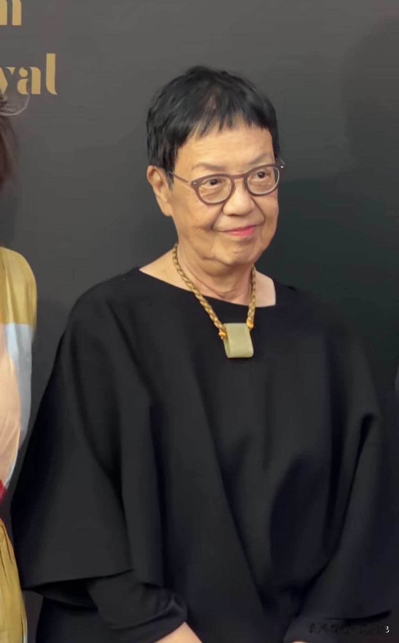 曾经明艳动人的女神也老了。