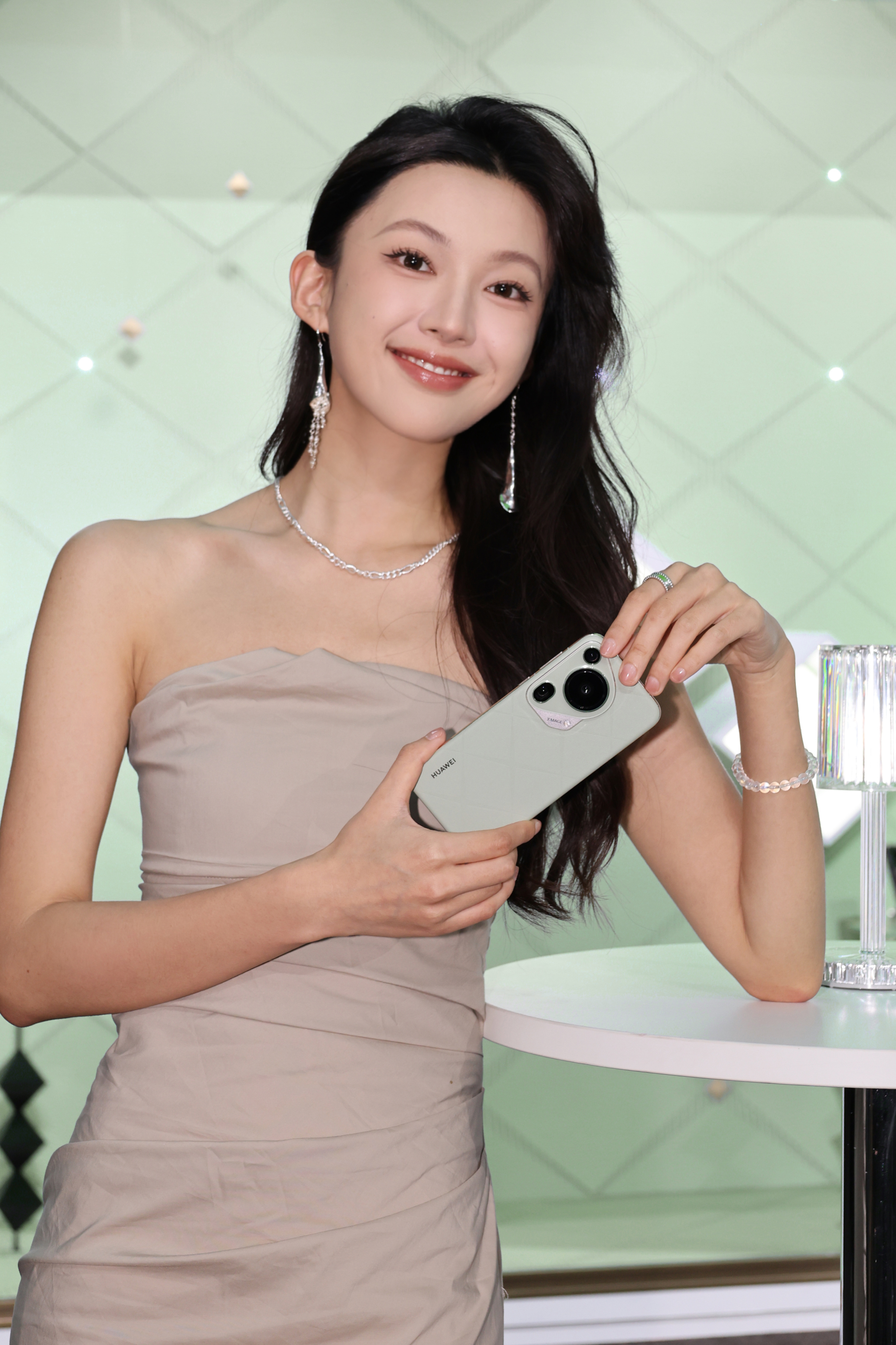 受邀来“HUAWEI Pura 70锐意风尚之夜”，现场的时尚氛围直接拉满！今天