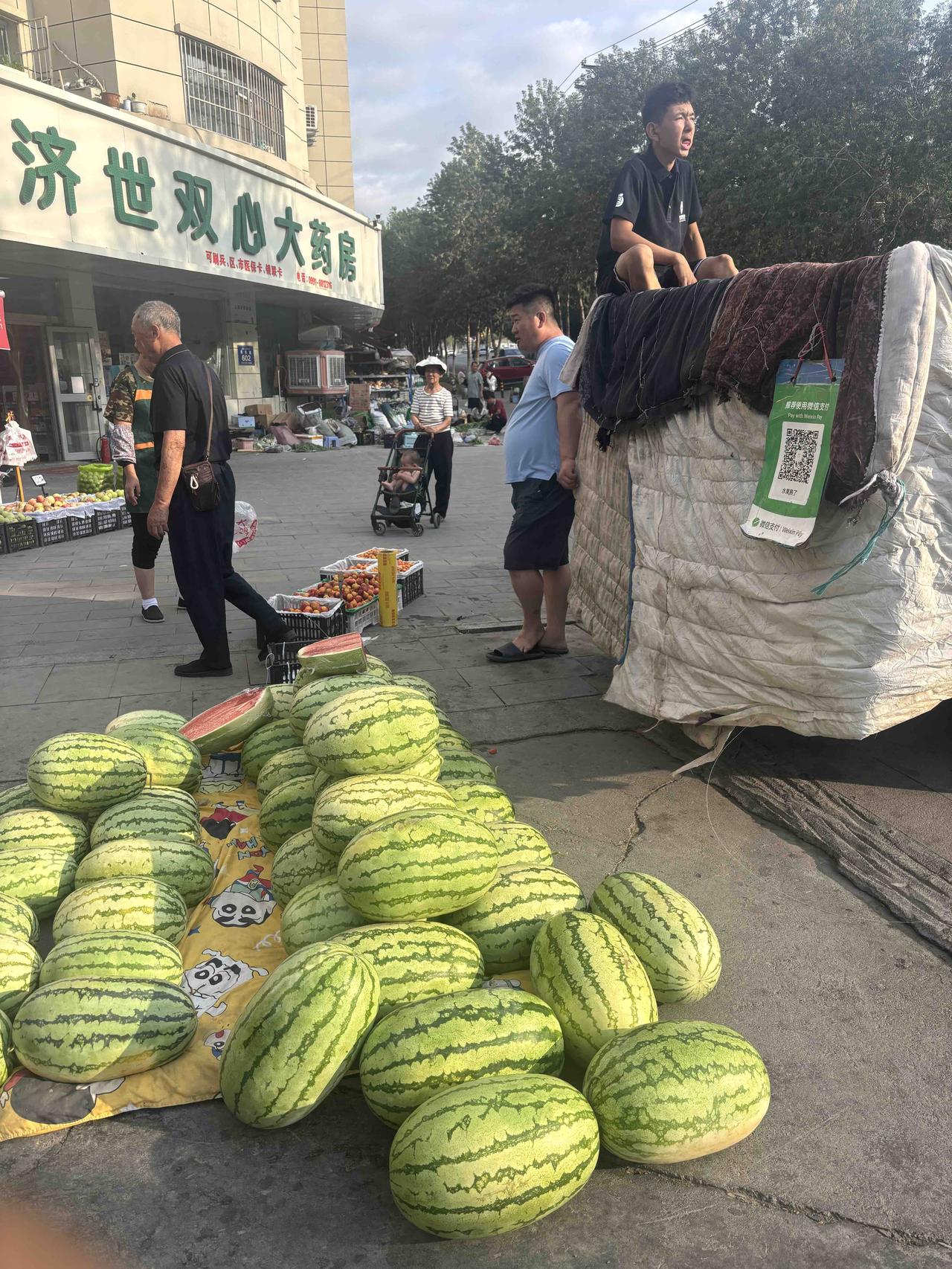 今天又买了两个大西瓜，五元一个，十元两个。

         说句大实话，买了