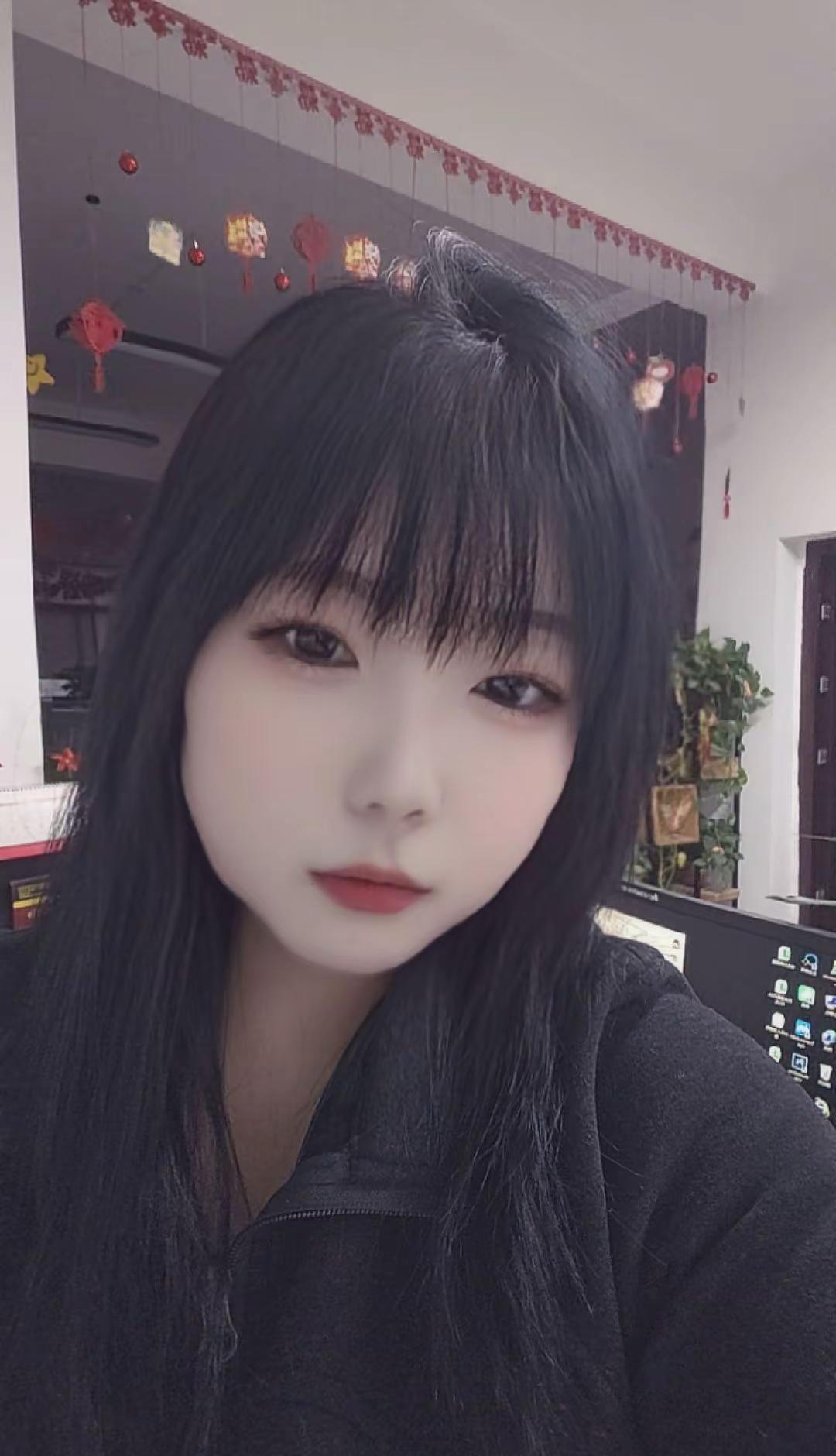 宁坐小窗观浮云，不与他人论是非。闲看庭前花开落，随缘自在心安宁