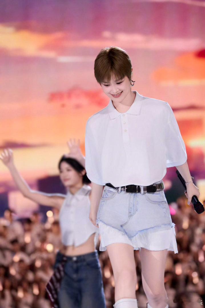 李宇春自嘲没见过世面李宇春也在怀念22岁的自己吧 连唱多首经典曲目，旋律一响勾起
