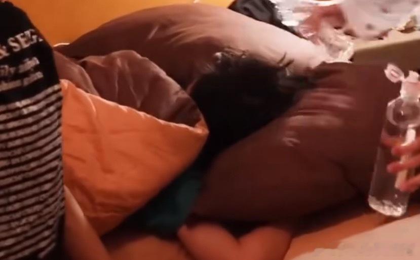 们涵打小开始没睡醒就这样趴着