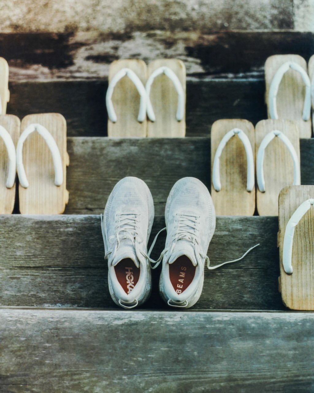 BEAMS 与 HOKA 推出联名鞋款 Bondi 7。设计以日式禅意庭园为灵感