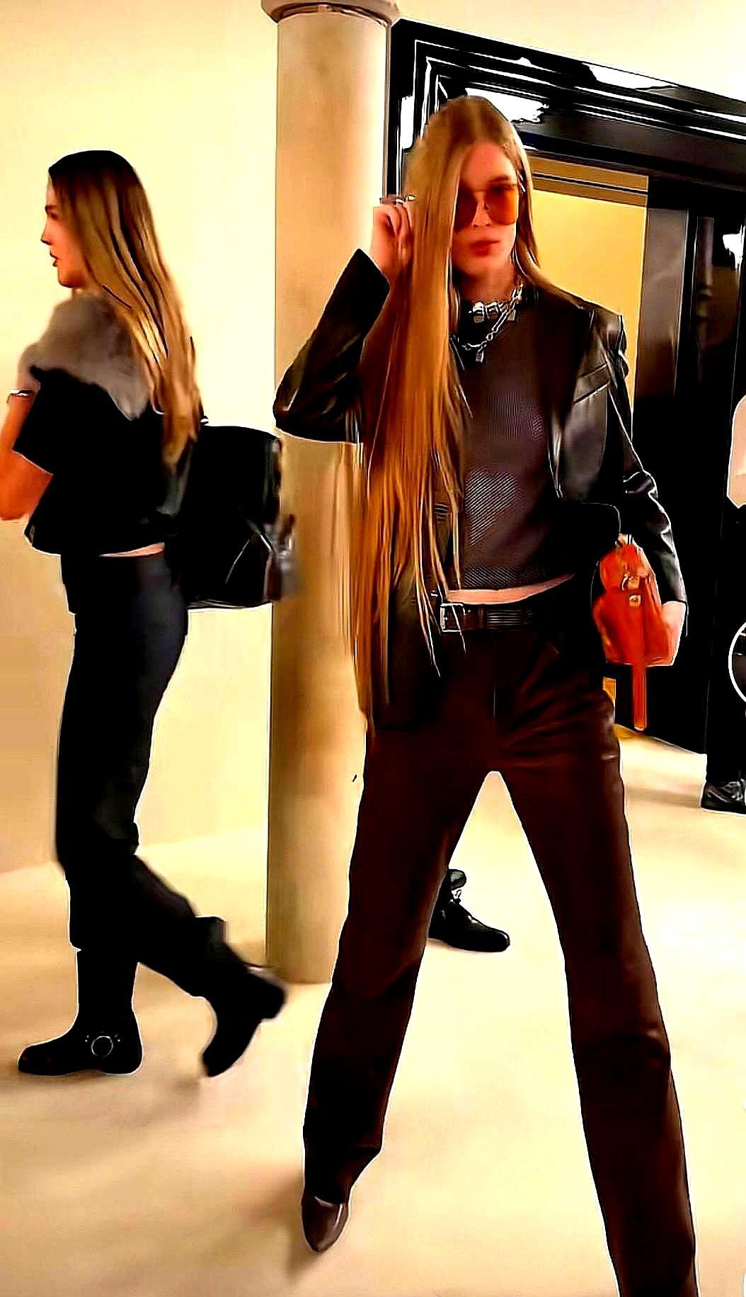 马斯克21岁跨性别女儿闯时尚圈半年红透，公开场合半字不提亲爹名字。
 
去年9月