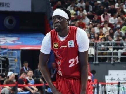 奥莫特凭一己之力打断了北汽的进攻…像奥莫特这样在球队是副作用的外援在CBA赛场可