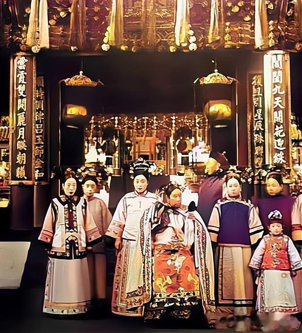 1899年，慈禧太后带领“后宫佳丽”们的合影，照片中慈禧居中而坐，正对着镜子臭美
