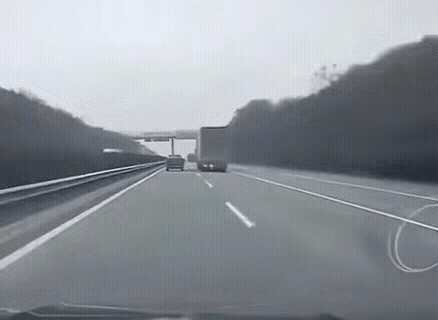 高速行车，各种意外情况随时都能发生，视频中视频车和前车的反应速度都很快，才算避免
